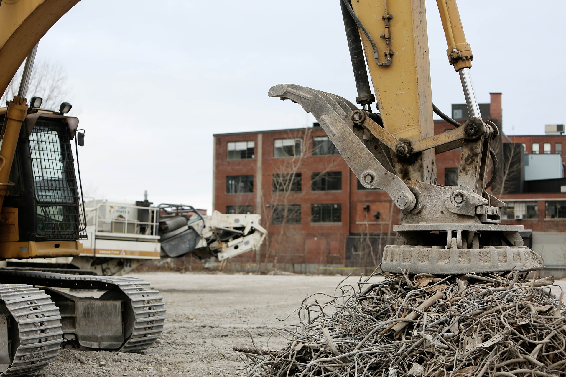 Bagger mit großem Elektromagnet