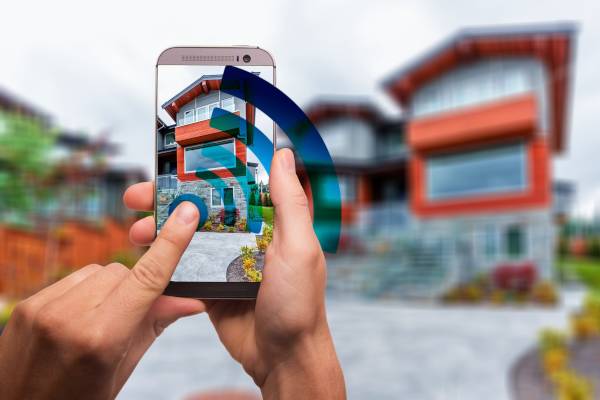 Mit ein paar Klicks das ganze Haus miteinander vernetzen – smarte Haussysteme machen es möglich.
