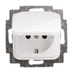 Busch-Jaeger 20 EUKB-214 Schuko-Steckdose mit Klappdeckel alpinweiß 2CKA002013A5314 